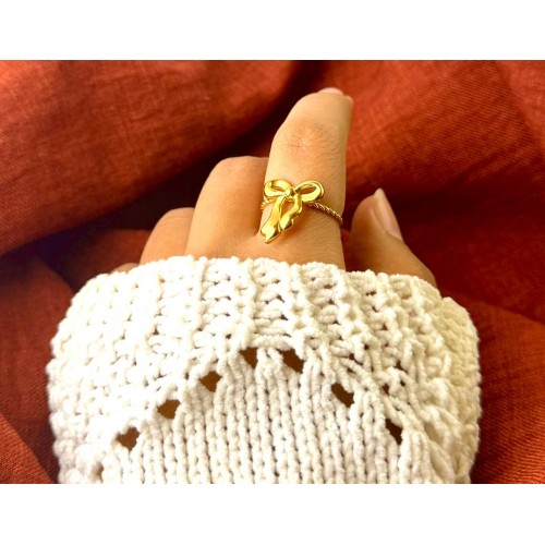 A bow Ring 