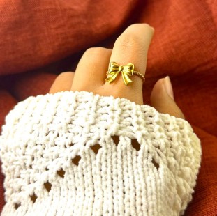 A bow Ring 