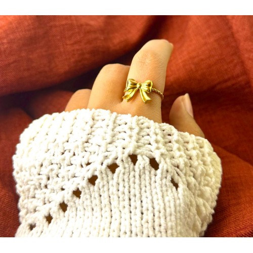 A bow Ring 