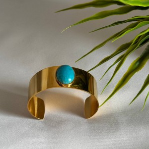 Bracelet with a green stone