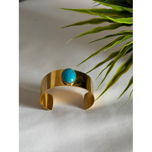 Bracelet with a green stone